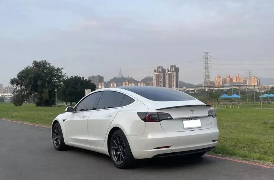 Tesla Model 3 Long Range 照片 1