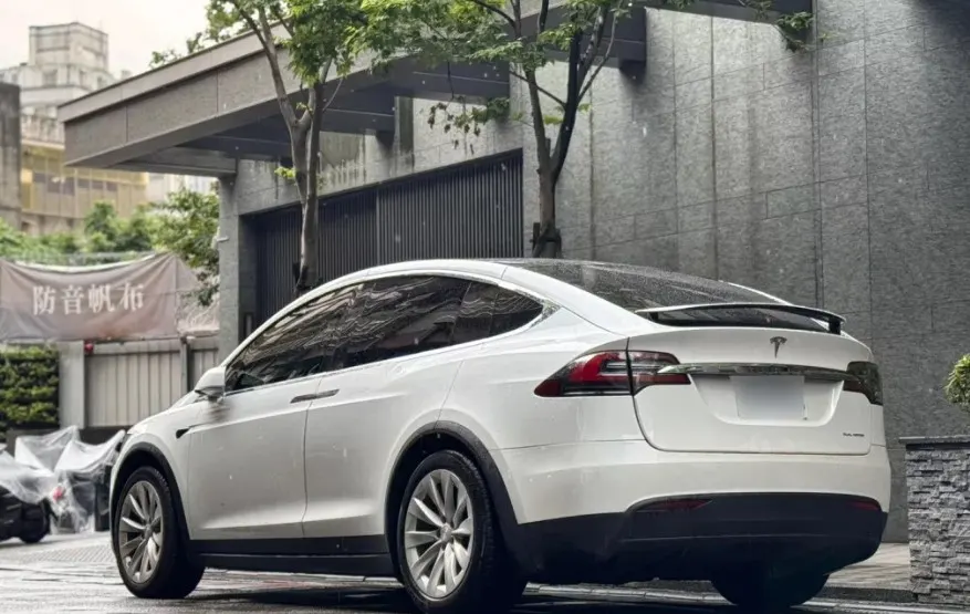 Tesla Model X Long Range 照片 1