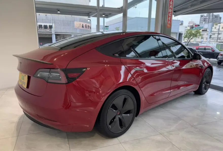Tesla Model 3 Standard Range Plus 照片 1