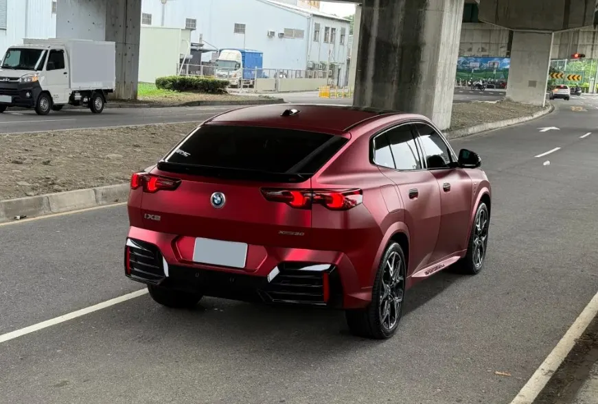 BMW iX2 xDrive30 M Sport 照片 1