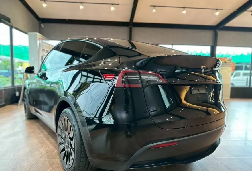 Tesla Model Y Long Range 照片 1
