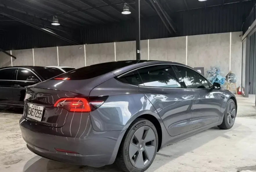 Tesla Model 3 SR+