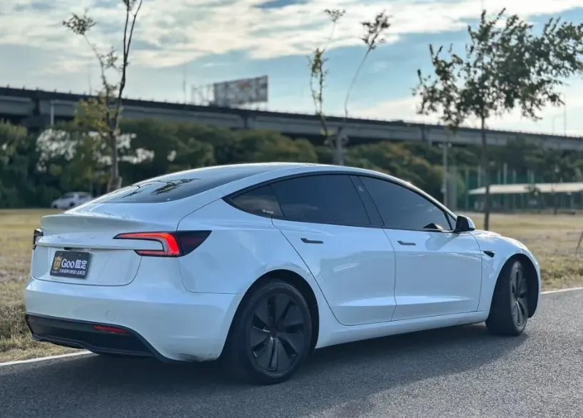 Tesla Model 3 SR+ 照片 1