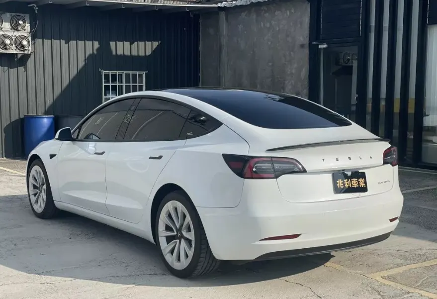 Tesla Model 3 SR+ 照片 1
