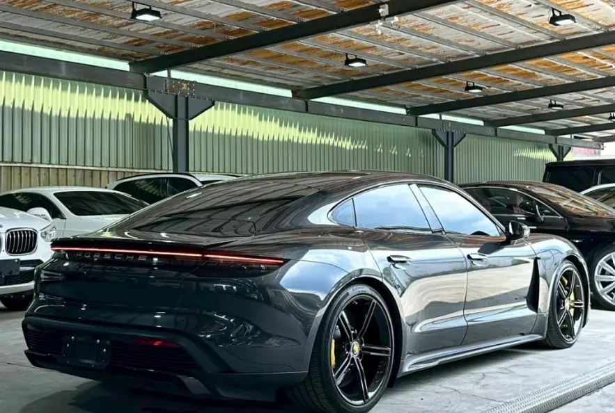 Porsche Taycan Turbo S 照片 1