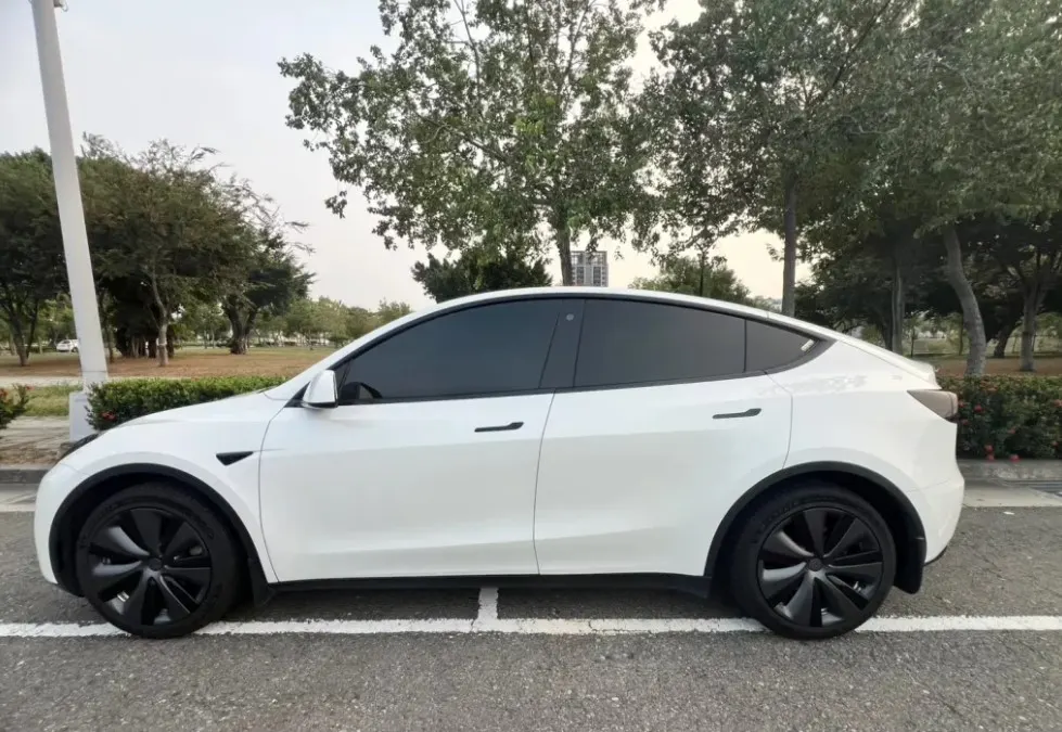Tesla Model Y Long Range 照片 1