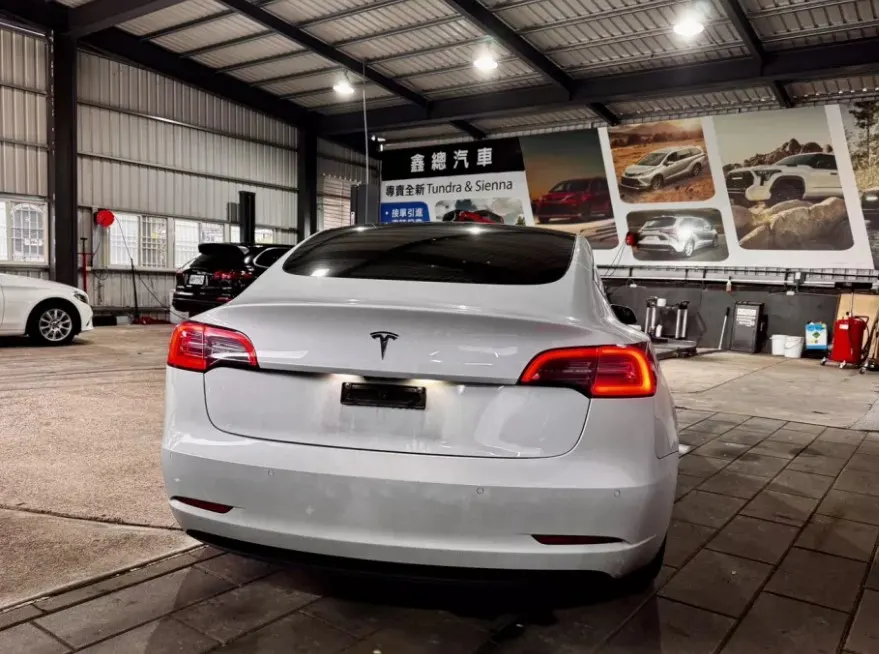Tesla Model 3 SR+