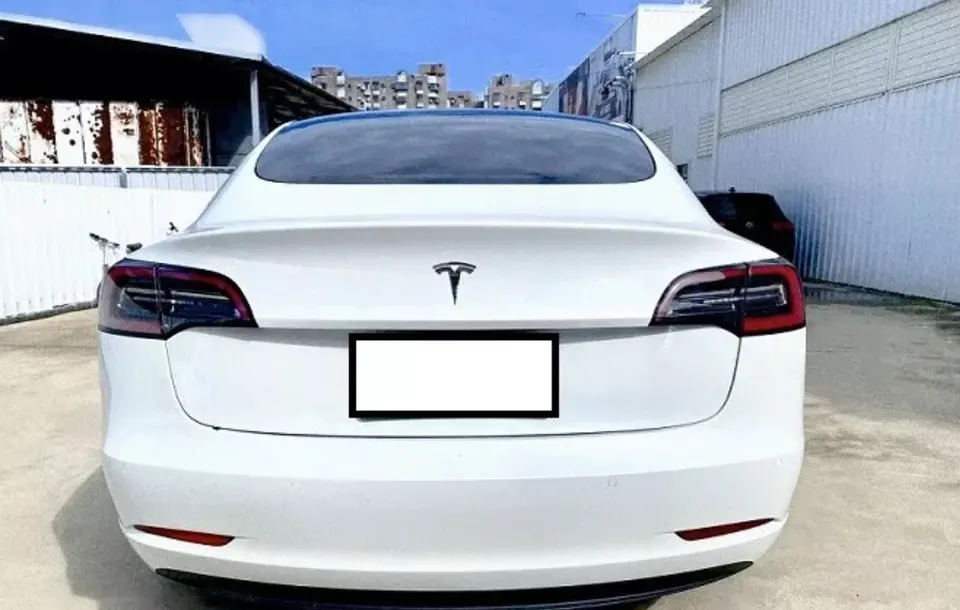 Tesla Model 3 SR+