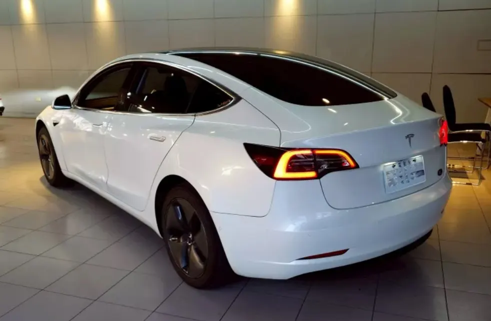 Tesla Model 3 Standard Range Plus 照片 1