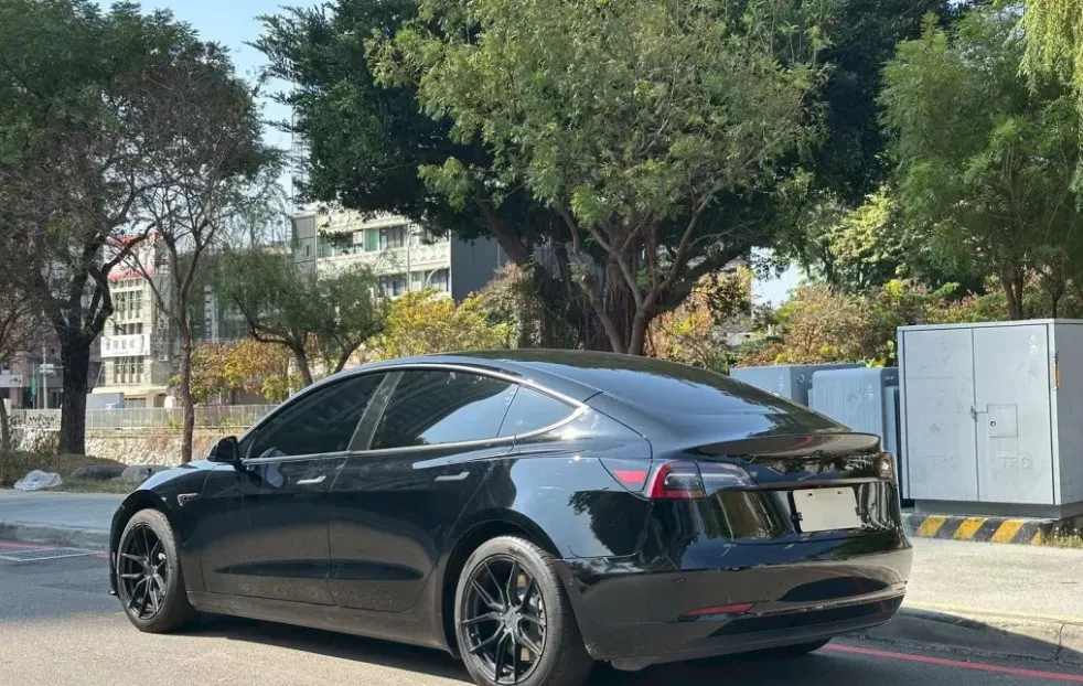 Tesla Model 3 SR 照片 1