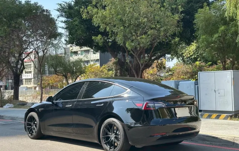 Tesla Model 3 SR