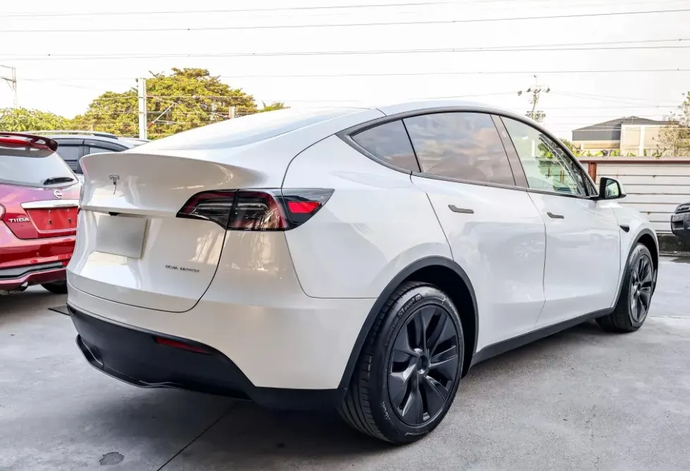 Tesla Model Y Long Range 照片 1