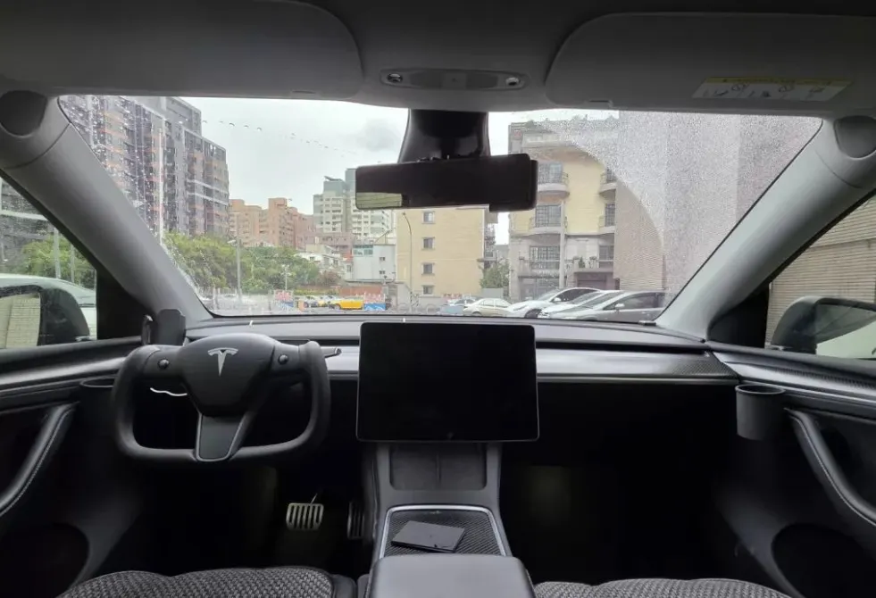 Tesla Model Y Long Range 照片 1