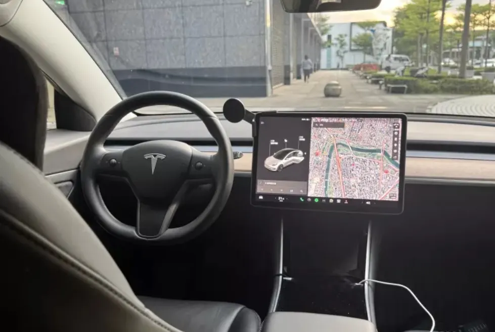 Tesla Model 3 Standard Range Plus 照片 1