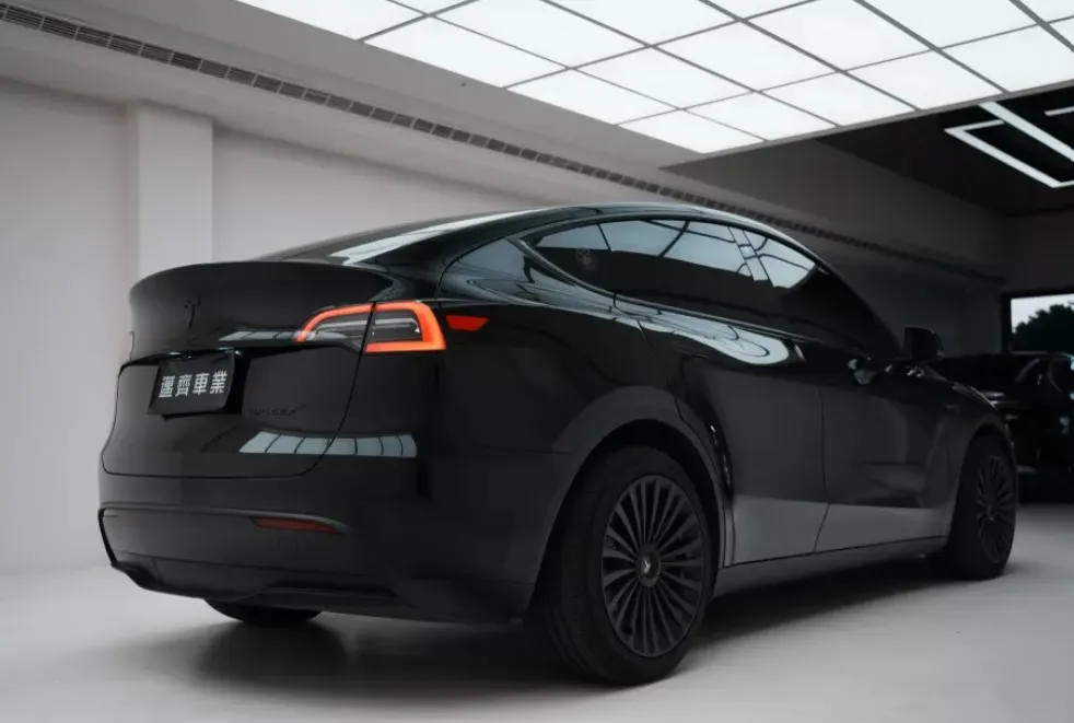 Tesla Model Y Long Range 照片 1