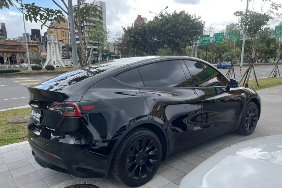 Tesla Model Y Long Range 照片 1
