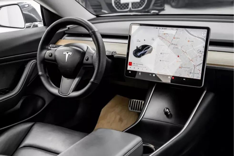 Tesla Model 3 Standard Range Plus 照片 1