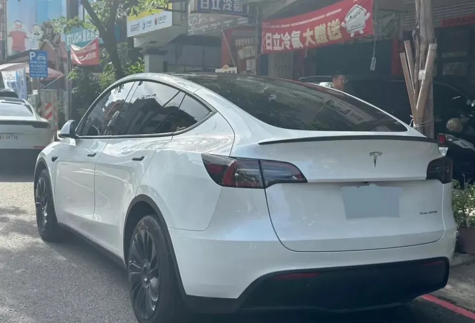 Tesla Model Y Long Range 照片 1