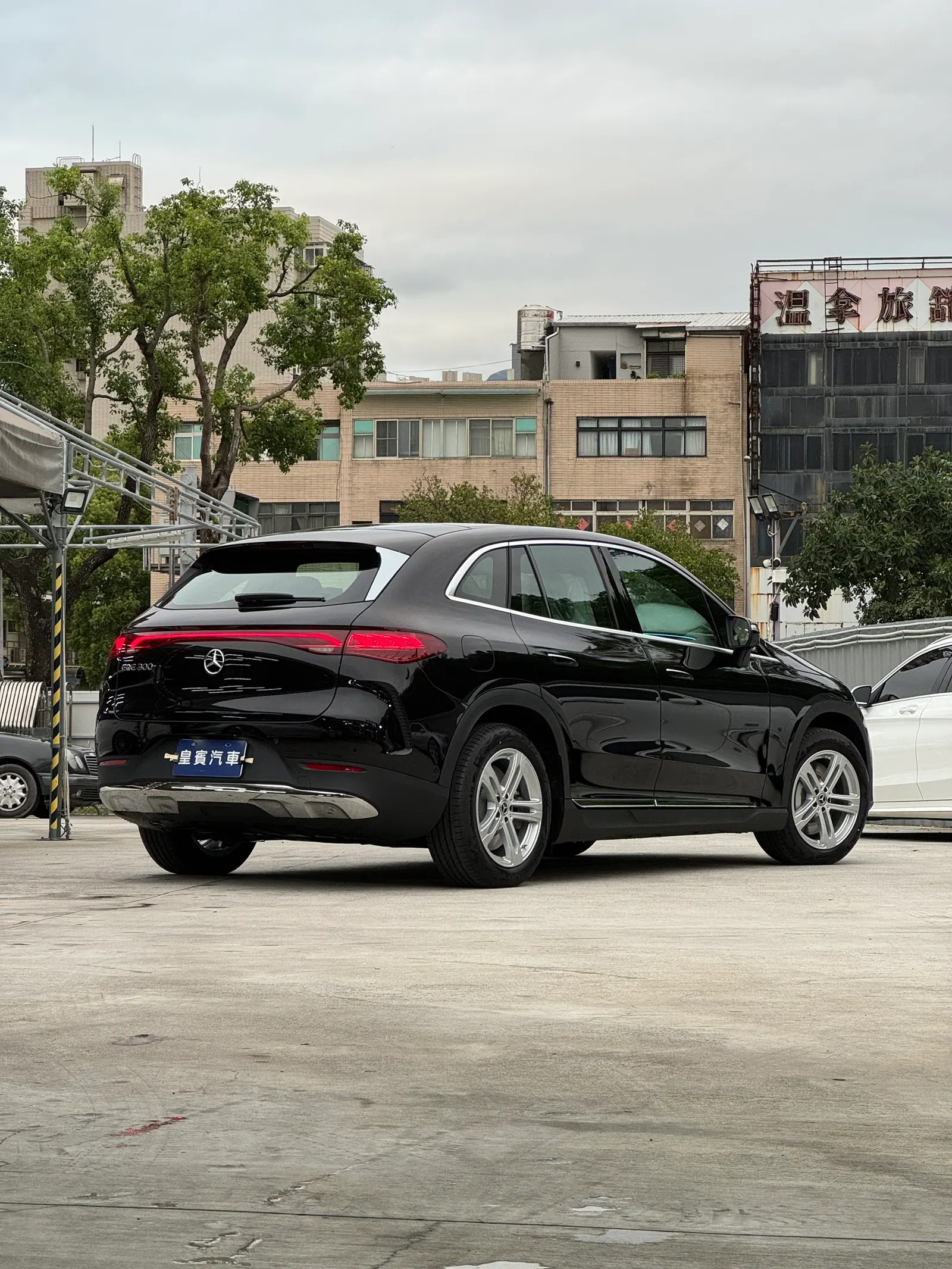 Mercedes-Benz EQE SUV300 照片 1