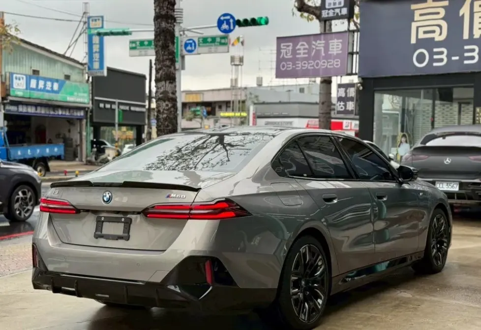 BMW i5 M60 xDrive 照片 1