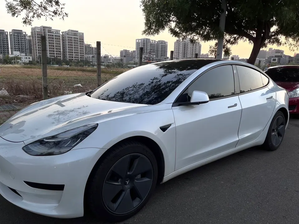 Tesla Model 3 SR+