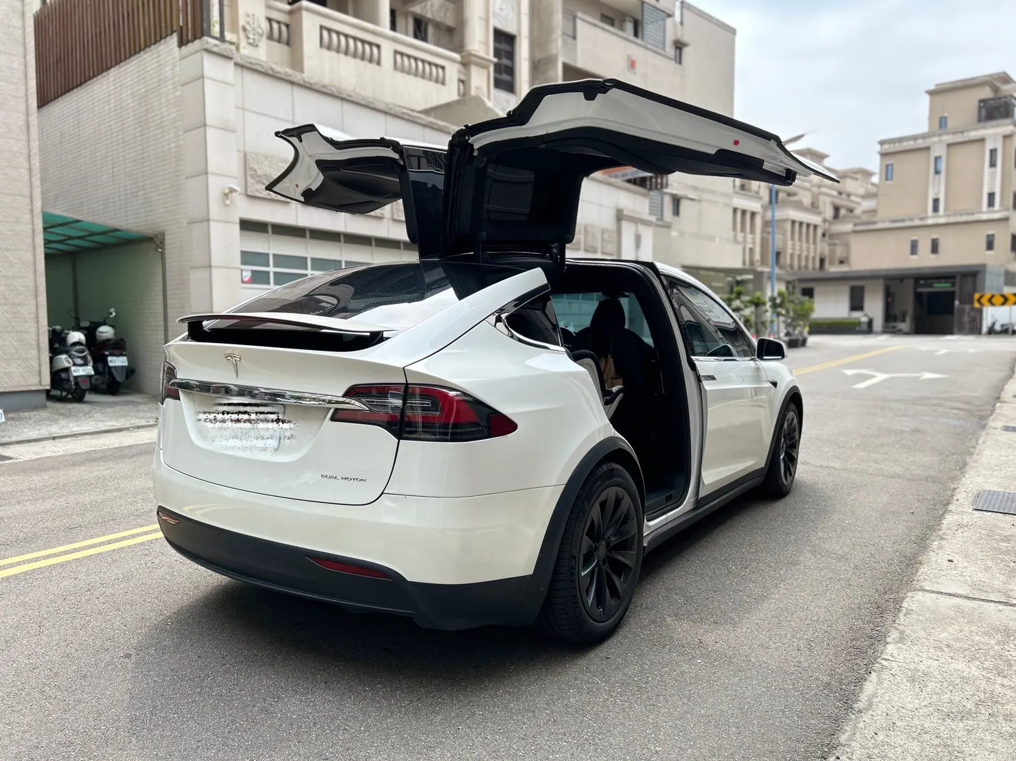 Tesla Model X LR 照片 1