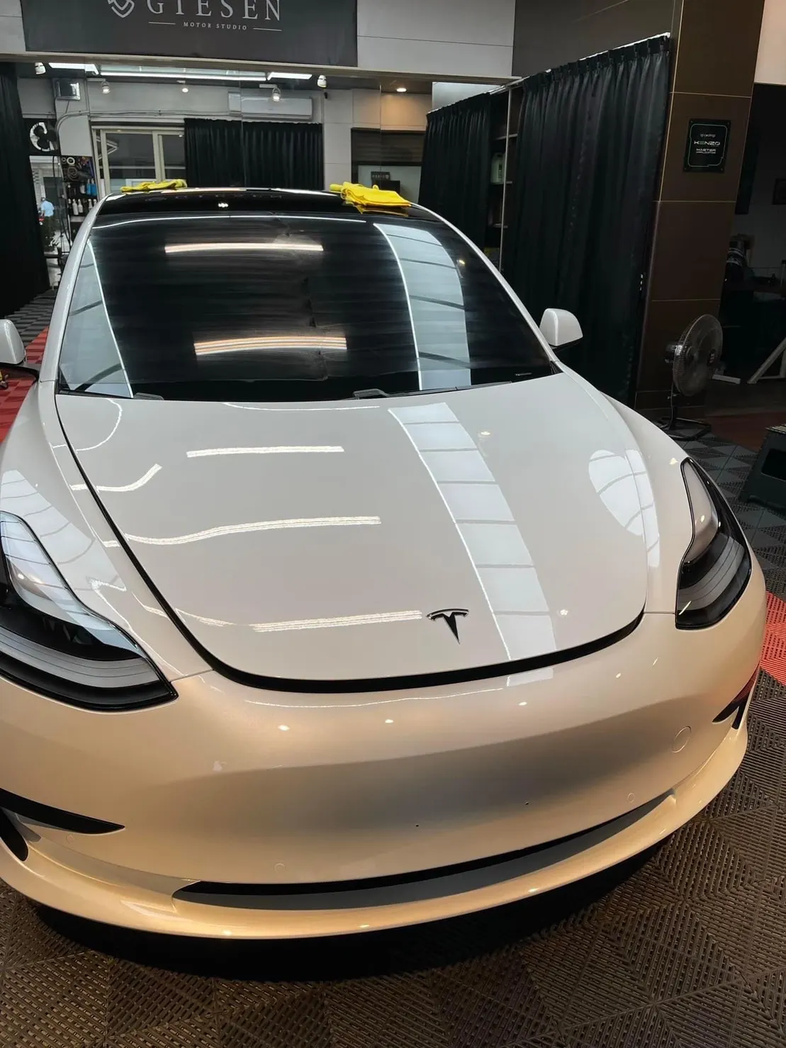 Tesla Model 3 SR + 照片 1