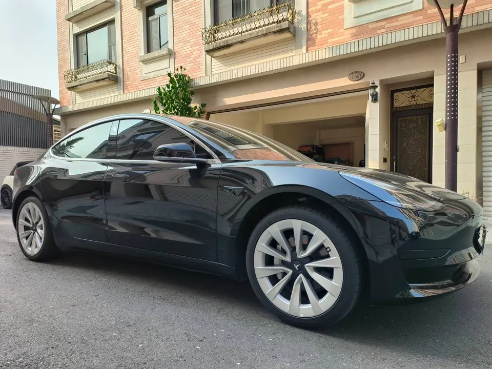Tesla Model 3 SR+