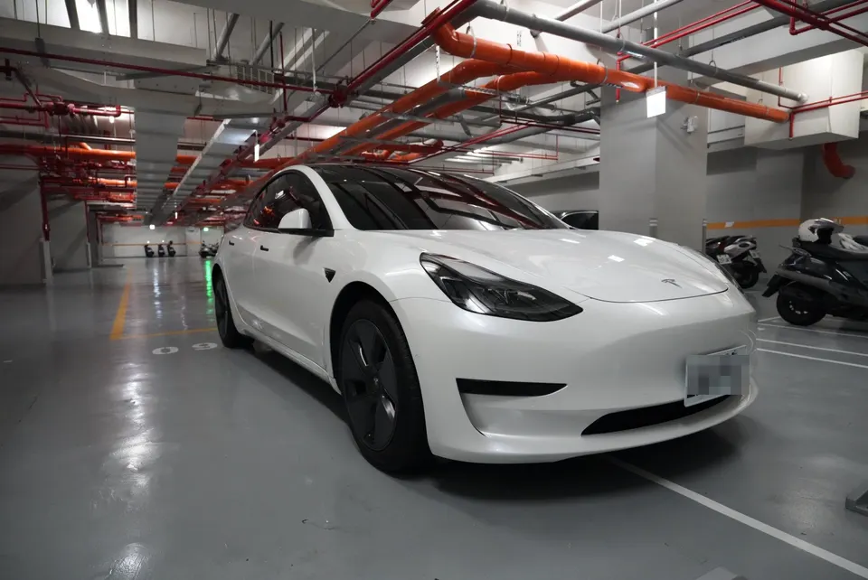 Tesla Model 3 SR+
