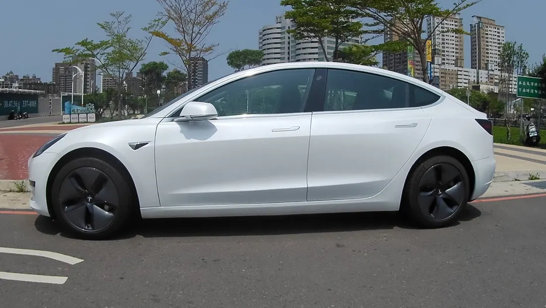 Tesla Model 3 SR+ 照片 1