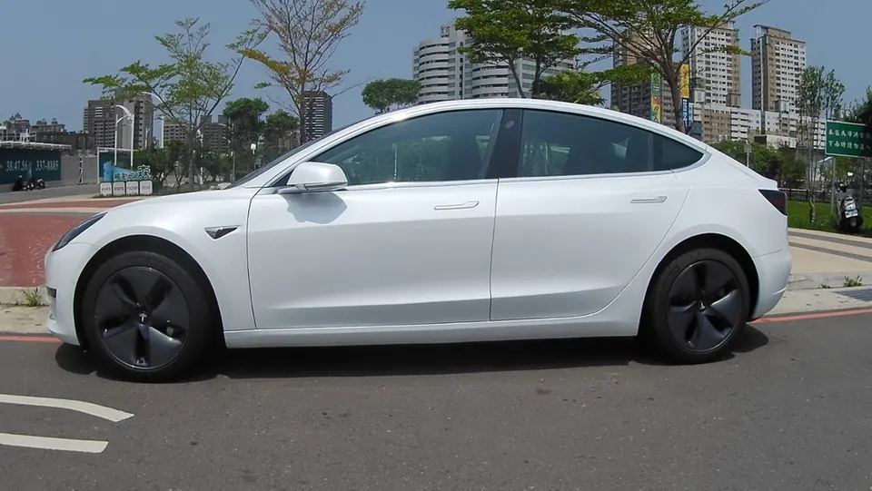 Tesla Model 3 SR+