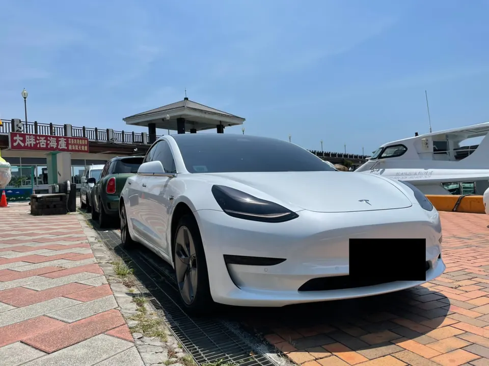 Tesla Model 3 SR+