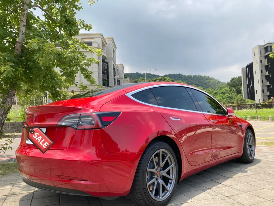 Tesla Model 3 SR+