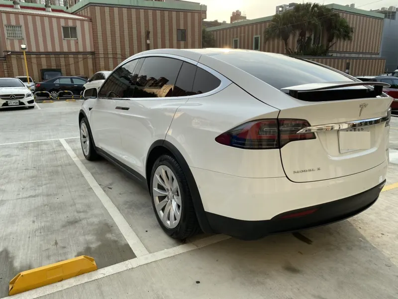 Tesla Model X 75D  照片 1
