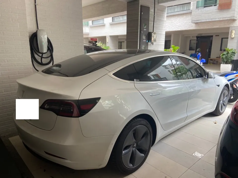 Tesla Model 3 SR+
