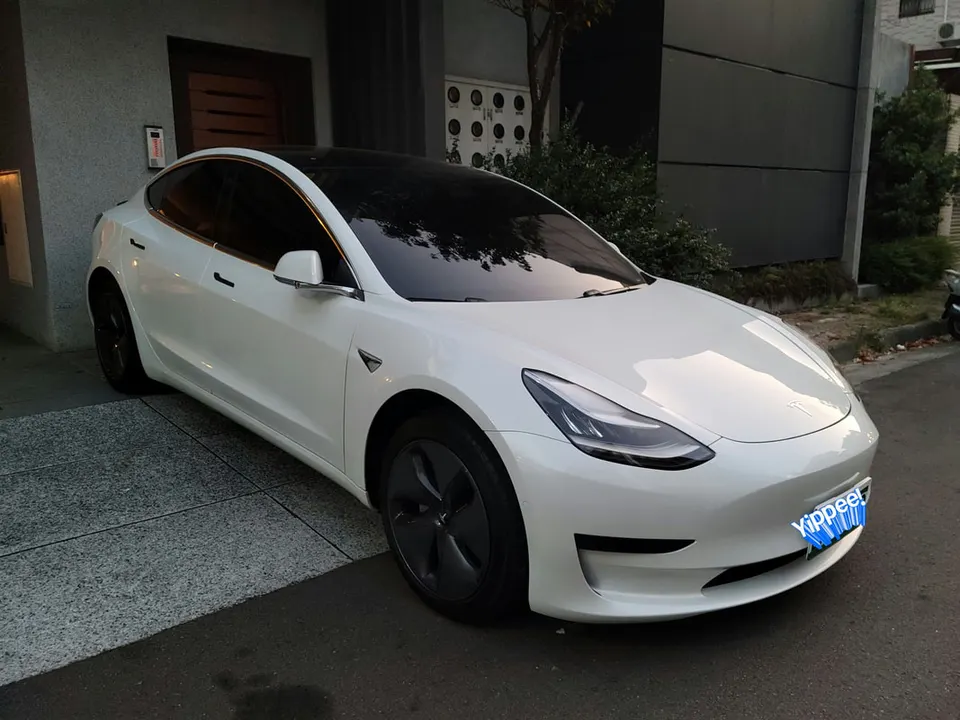 Tesla Model 3 SR+