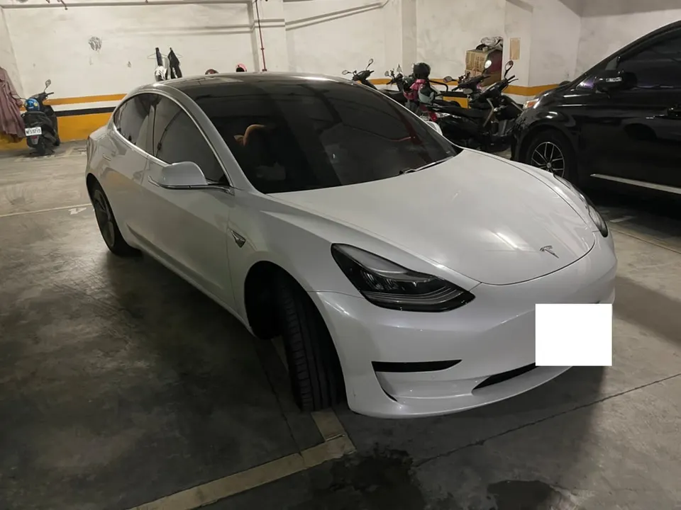 Tesla Model 3 SR+