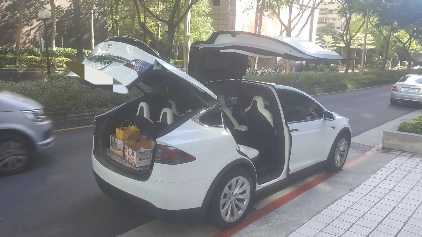 Tesla Model X 75D 照片 1