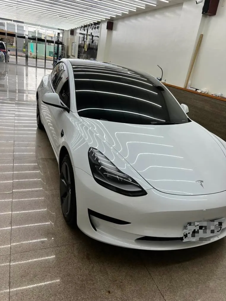 Tesla Model 3 LFP 照片 1