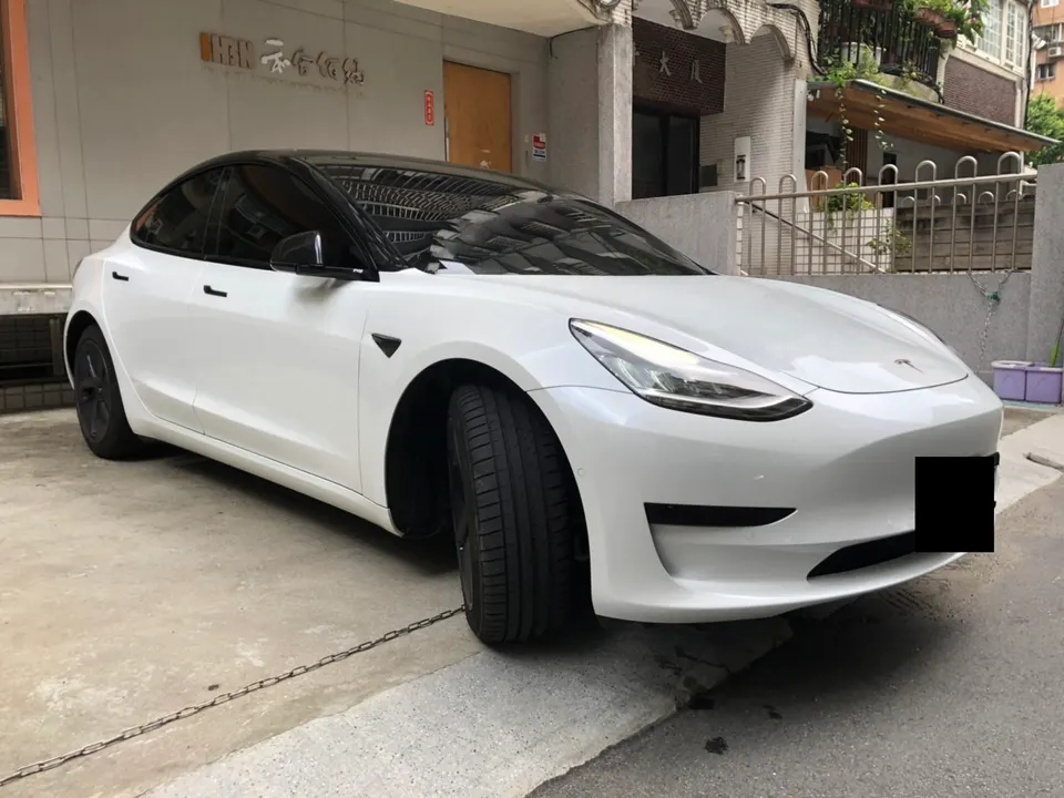 Tesla Model 3 SR+