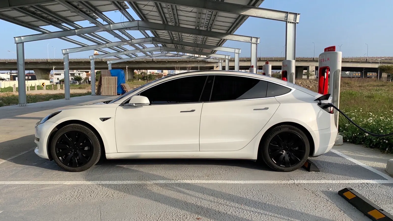 Tesla Model 3 SR+ 照片 1