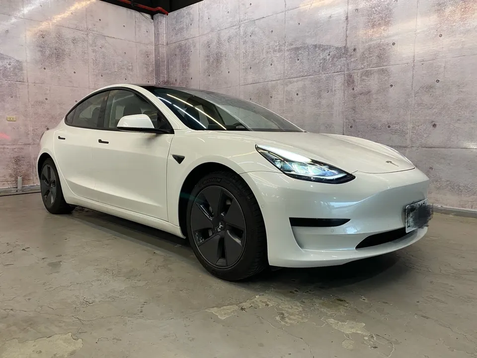 Tesla Model 3 SR+