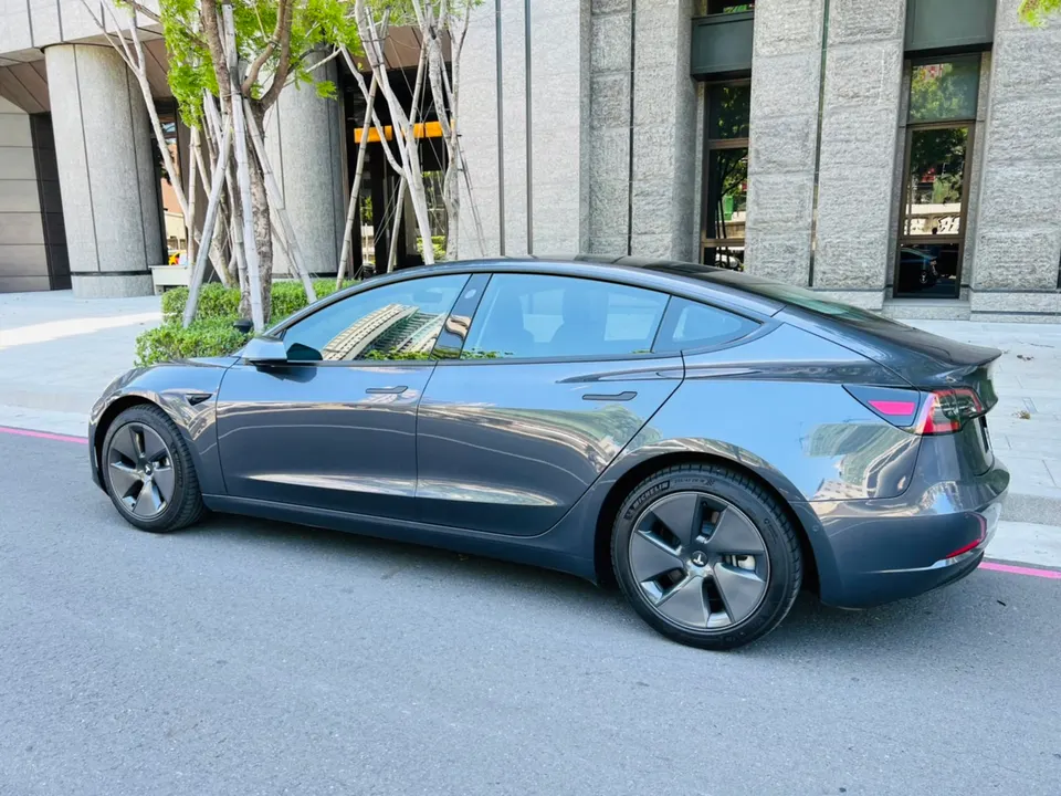 Tesla Model 3 SR+