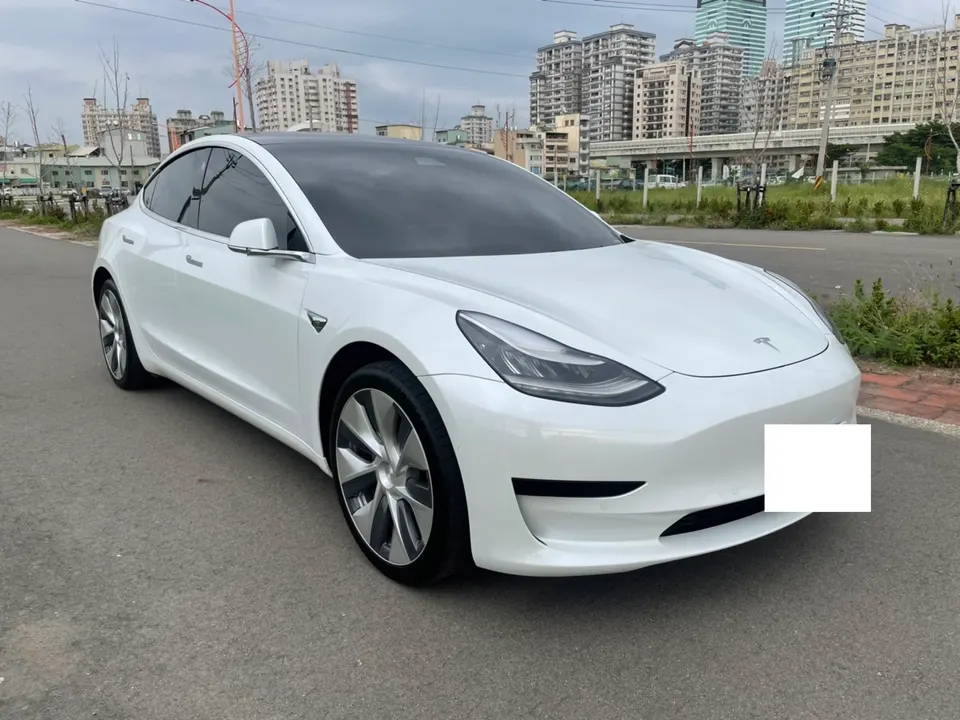 Tesla Model 3 SR+