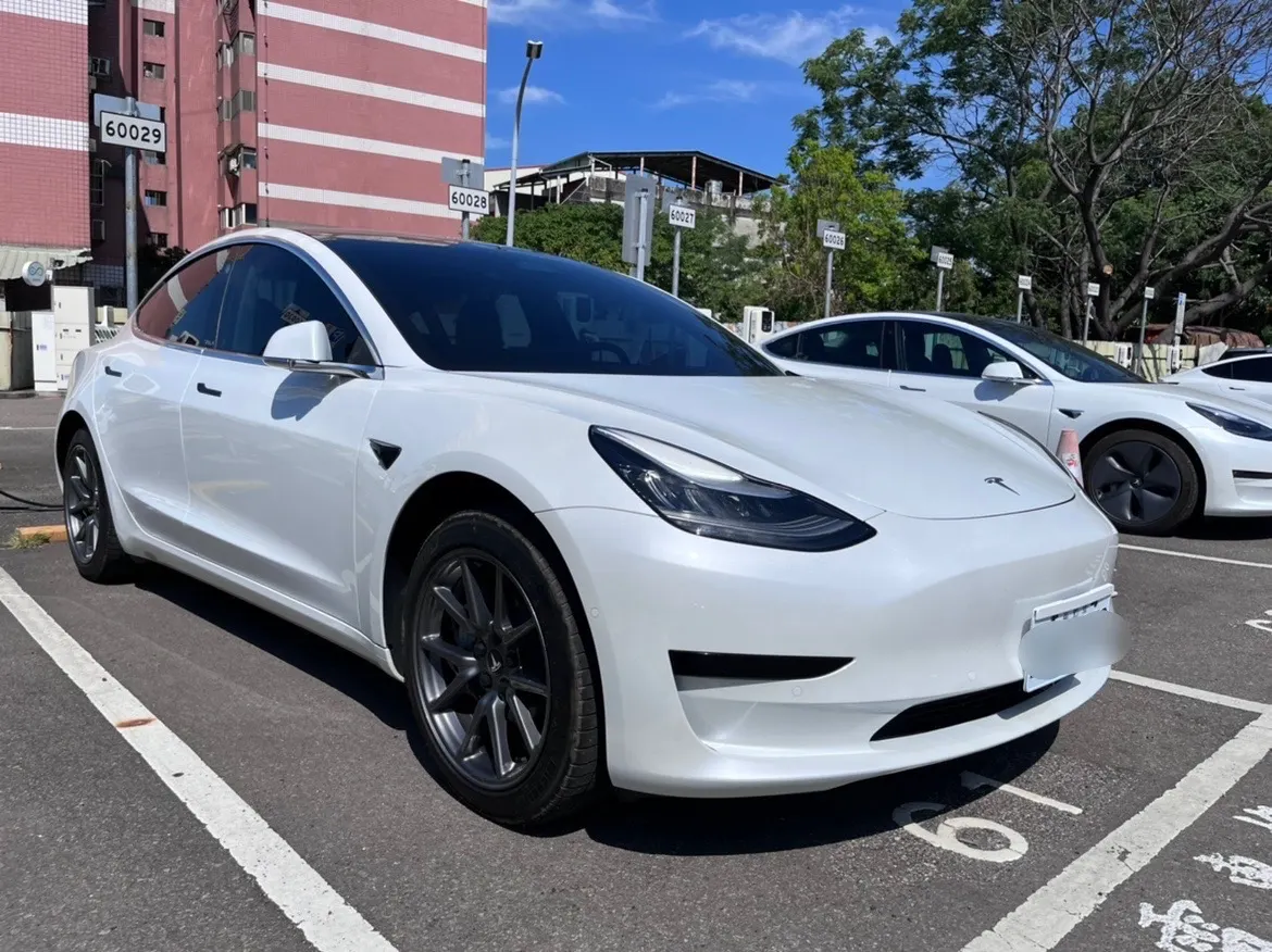 Tesla Model 3 SR+ 照片 1