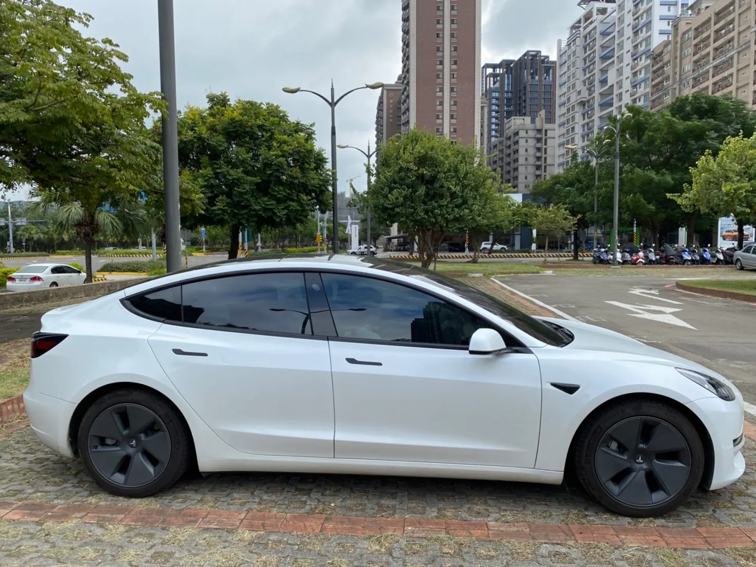 Tesla Model 3 SR+ 照片 1