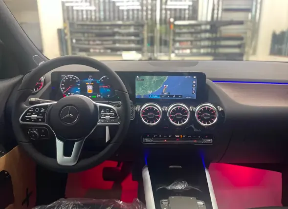 Mercedes-Benz EQA 照片 1