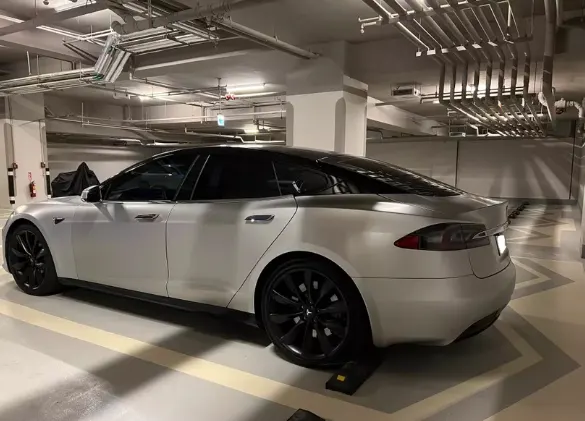 Tesla Model S 90D 照片 1
