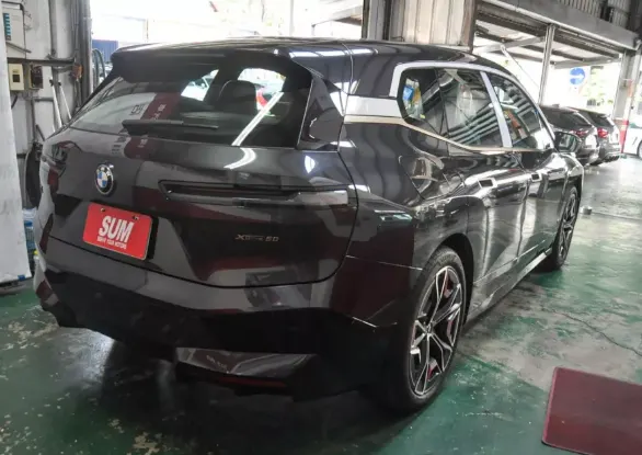 BMW iX 照片 1