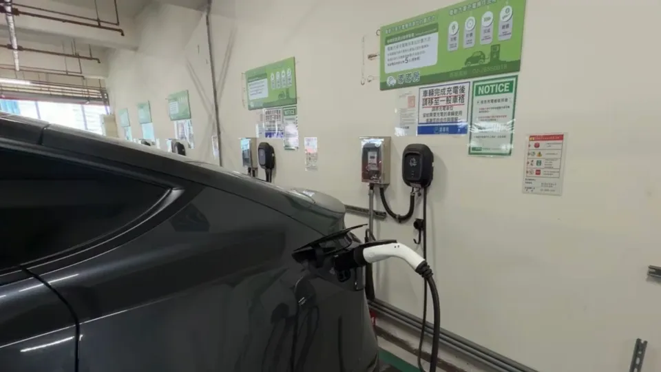 電動車充滿電未駛離 北市開罰600元